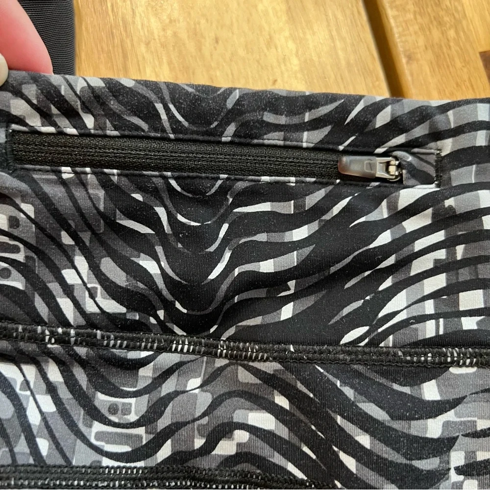 Nike Dri-FIT Patterned Capri Leggings – Size Small
